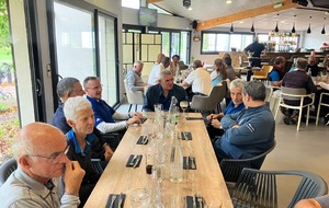 Désiré, Eliane,Jacques, Alain, Jean-Luc, Michel et Marc dans la salle de restaurant du  Bistrot  dont nous avons étrenné la nouvelle cuisine!